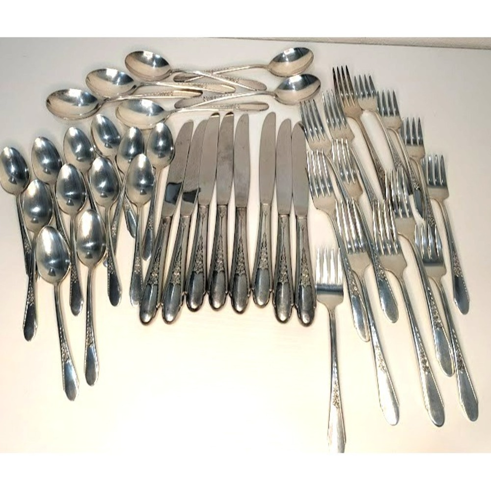 1941 IS WM Rogers & Son Gardenia Pattern 40 PCS Flatware Silverplate Lot